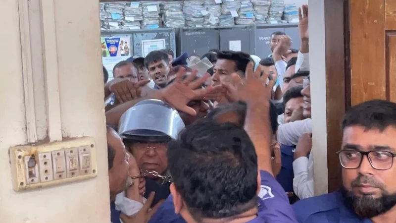 আইনজীবীদের কাছে চড়-থাপ্পড় খেলেন সাবেক আইনমন্ত্রী