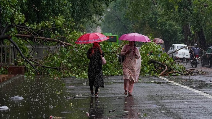 দেশের ১১ অঞ্চলে ঝড়ের আশঙ্কা, দিয়েছে সতর্ক সংকেত