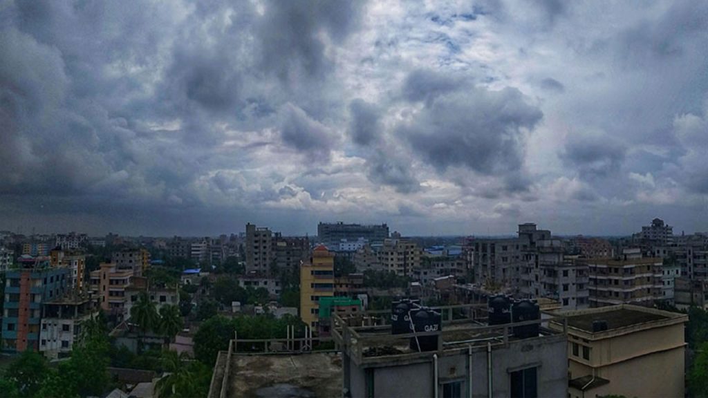 মেঘাচ্ছন্ন থাকবে ঢাকার আকাশ, বৃষ্টির সম্ভাবনার মধ্যেই বাড়বে গরম