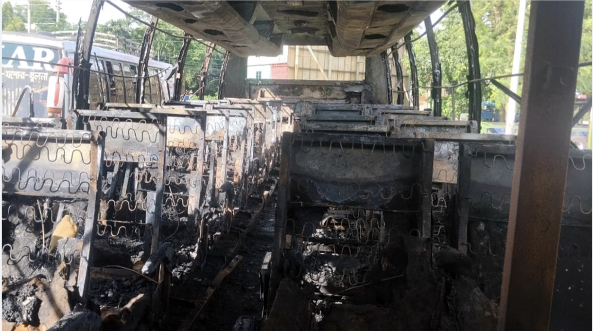 রাজবাড়ীতে ভোররাতে বাসে আ’গু’ন দিয়েছে দুর্বৃত্তরা