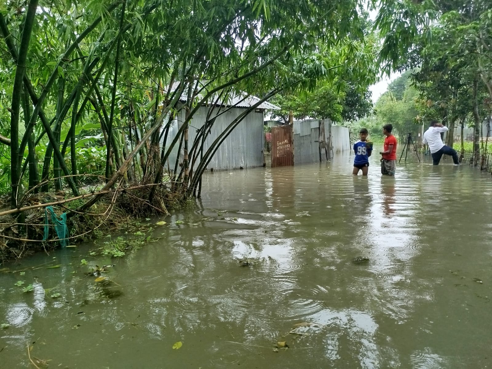 বিপৎসীমার ১৮ সেন্টিমিটার ওপরে তিস্তার পানি লালমনিরহাটে ২০ হাজার  মানুষ পানিবন্দি