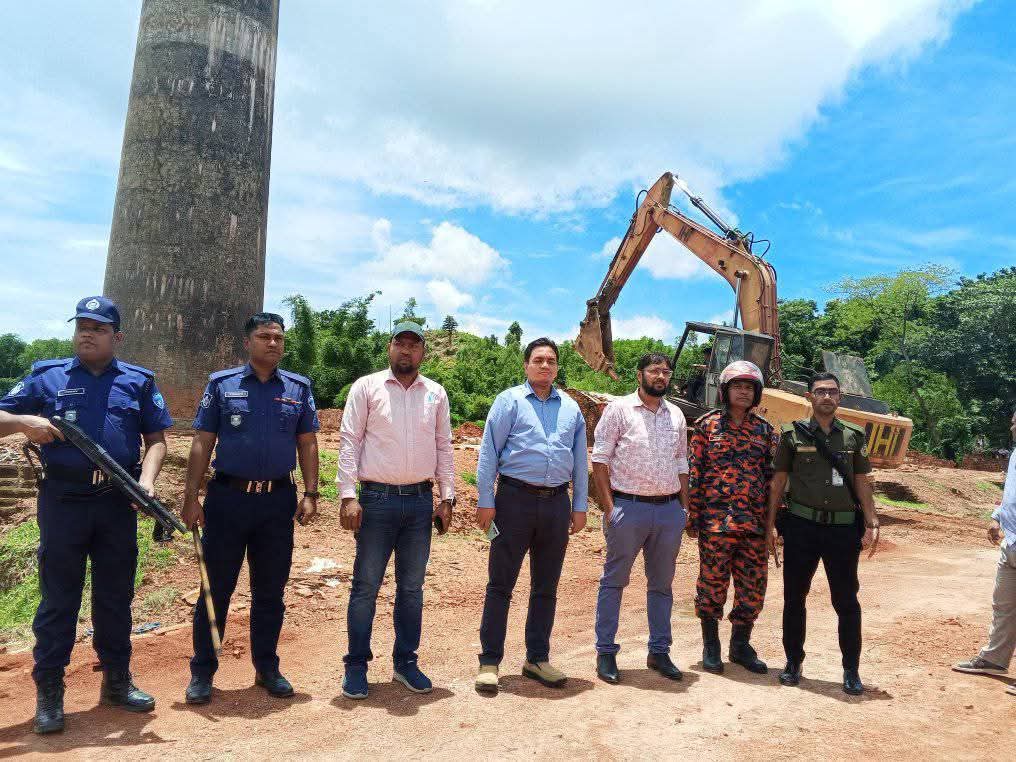 লামায়  হাইকোর্টের নির্দেশে ফাইতং এর   ইটভাটায় প্রশাসনের অভিযান