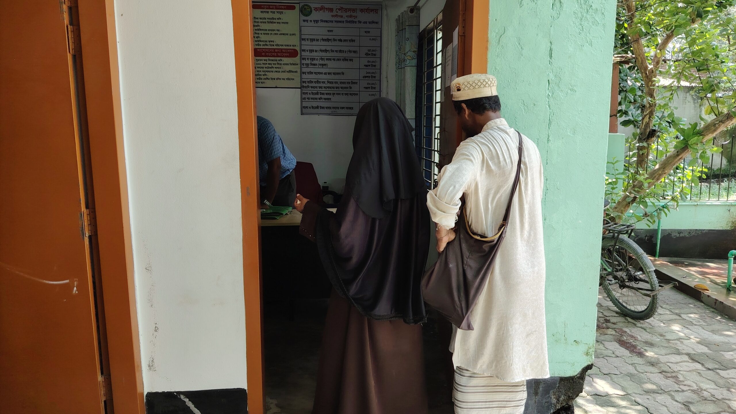 ভিক্ষাবৃত্তি নয়, যেন পরিকল্পিত অভিযান!