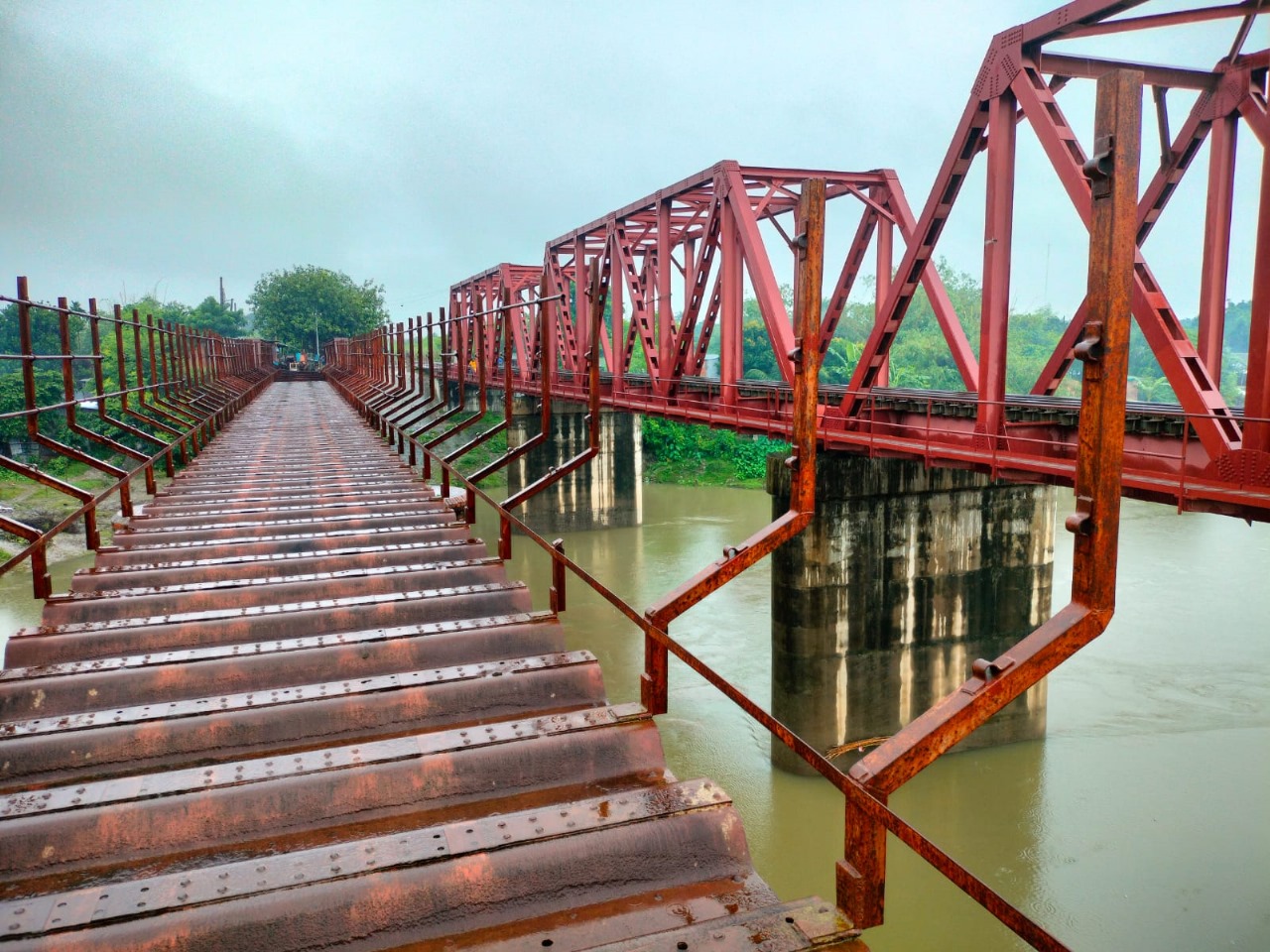দিনাজপুরে রেলওয়ের পরিত্যক্ত কাঞ্চন ব্রিজ থেকে কোটি টাকার লোহা চুরি
